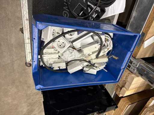 3-fasen spooraccessoires waren een mix van witte verbindingskabels, connectoren, stopcontacten (Dekolight?)