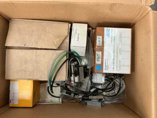 Leybold DIAVAC DV 1000 vacuum meter + 55x various components