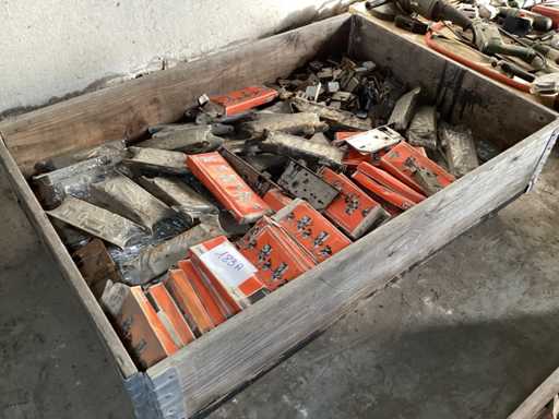 Varie serrature in cassa di legno