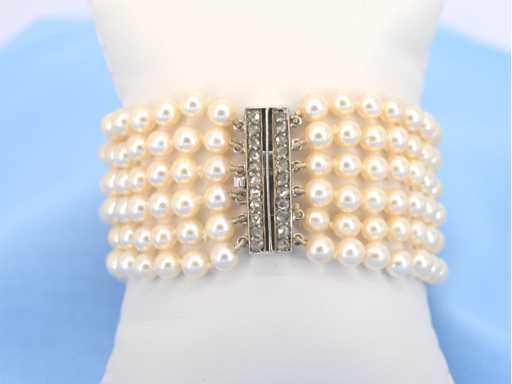 Parelarmband met platina diamanten sluiting