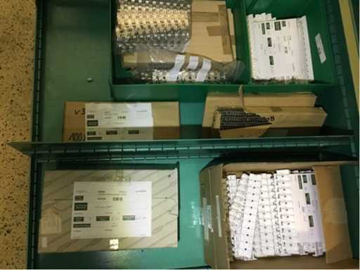 O mulțime de piese de schimb pentru dulapuri de control