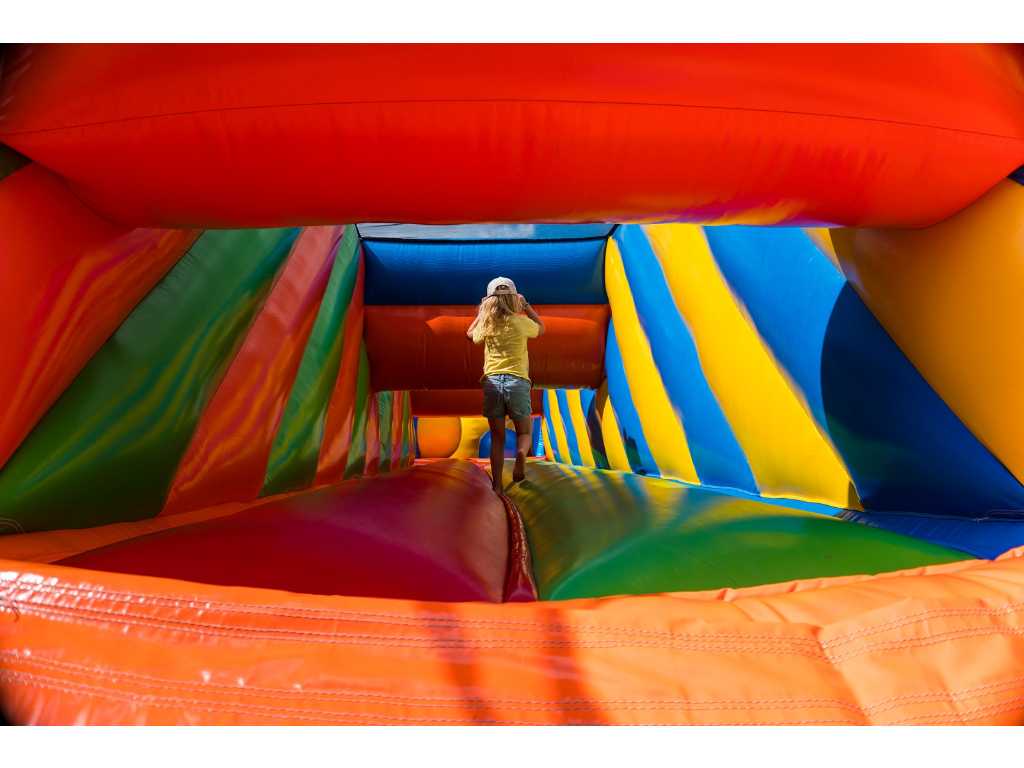 Colourful and obstacle-filled obstacle course of 9m x 5m,