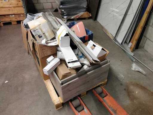 Eine Palette voller verschiedener Hygieneartikel.