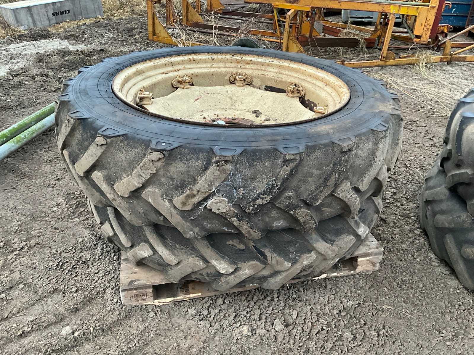 Tire with rim (2x)