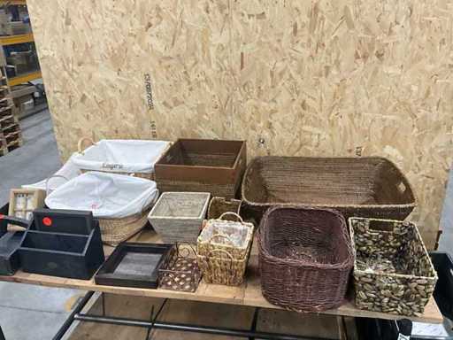 Partij diverse manden en decoratie