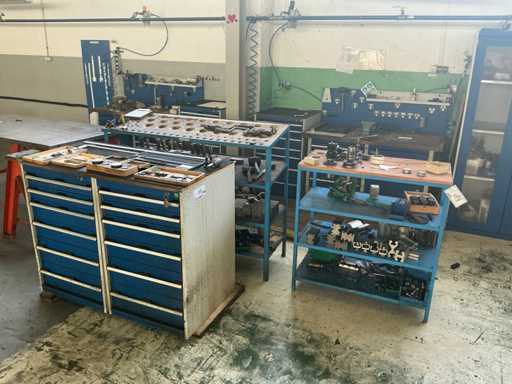 Armadio + ripiani (2x), con contenuto (2x)