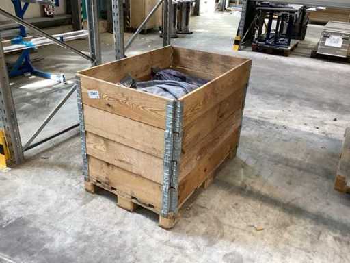 Pallet con coperte da imballaggio circa 50 pezzi, telaio in legno e pallet europeo