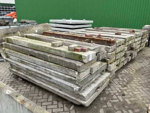 Partij betonnen roosterplaten