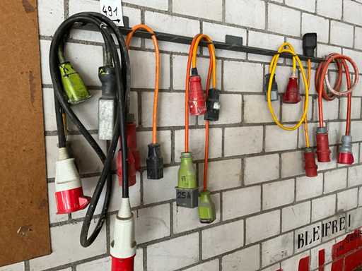 Wiele wtyczek elektrycznych