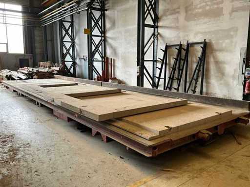 Table de production en acier industriel lourd / table de moulage pour l’industrie du béton préfabriqué 13,6x3,5x0,5 mètres + (20x) serre-tension magnétique