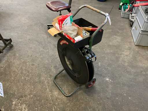 Aparat de legare pentru curea de o?el cu c?rucior