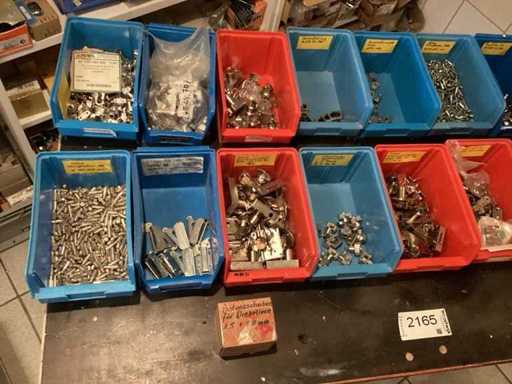 Mélange de serrures de meubles et d’accessoires triés dans des boîtes en plastique