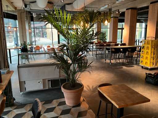 Palmen-Kunstpflanze mit Topf