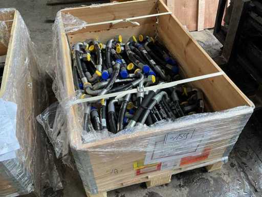 Skrzynka paletowa z wężami hydraulicznymi 74x