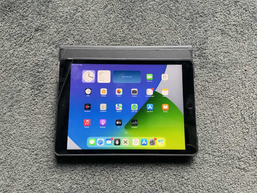 Apple 8th gen MYL92NF/A Ipad A2270 Tablet