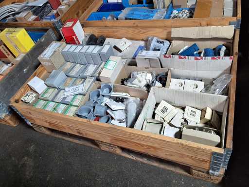   Palette mit Elektromaterial Hagen + Berker