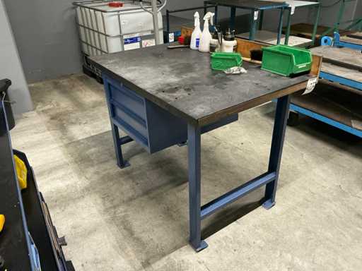 Workbench with drawer body