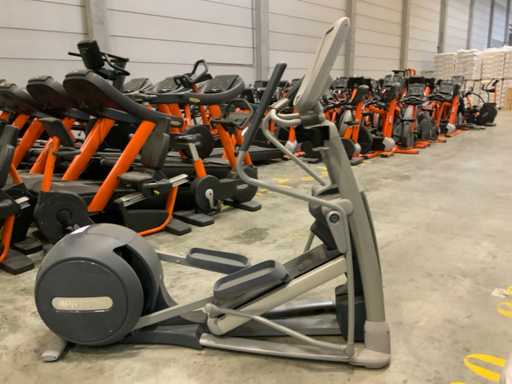 Precor 885 P80 EFX Elliptical Elli