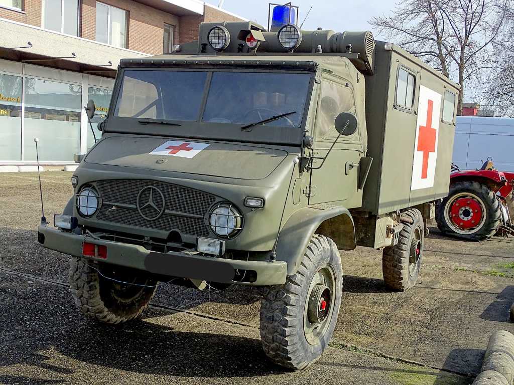 Mercedes-Benz Unimog (404) 'Ambulanza dell'esercito'