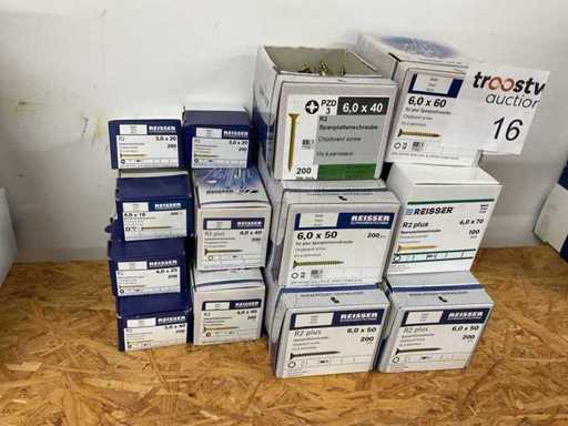 Kisten mit Holzschrauben