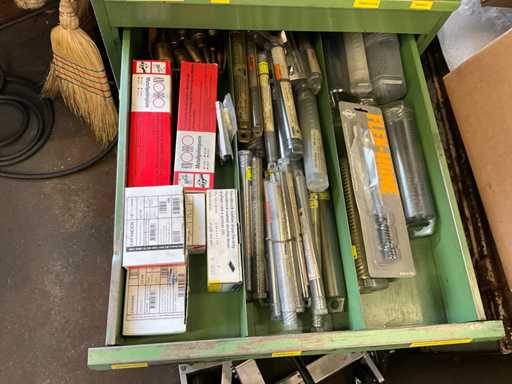 Corp sertar cu accesorii pentru tencuial?, debavurare, înecare ?i honuire