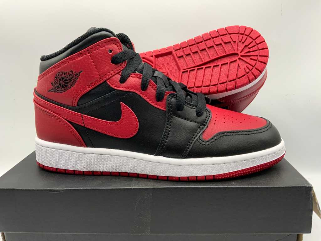 Nike Air Jordan 1 adidași roșu-alb mid negru / sală de gimnastică 36.5