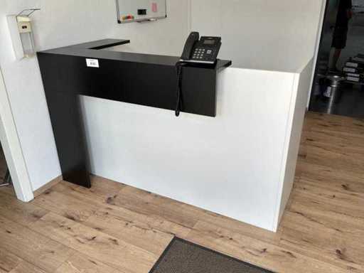 Accueil incluant le bureau d’accueil et le conteneur de bureau