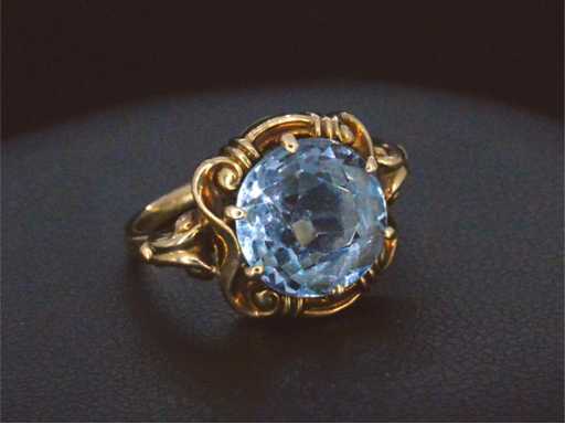 Goldener handgefertigter Ring mit natürlichem Topas