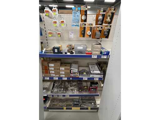 Partia klamek drzwiowych, zawiasów szafek i innych