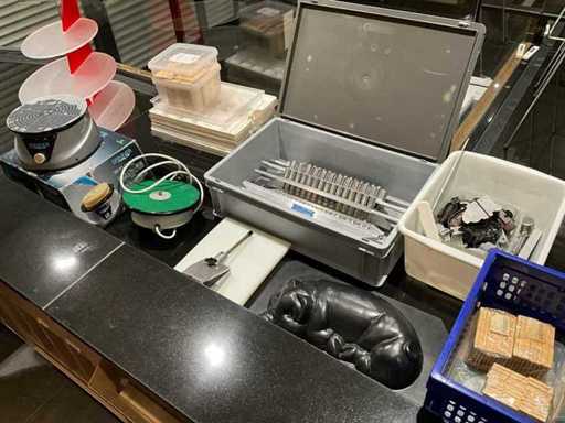 lot professioneel pattiseriemateriaal (marsepein, petit fours, taart)