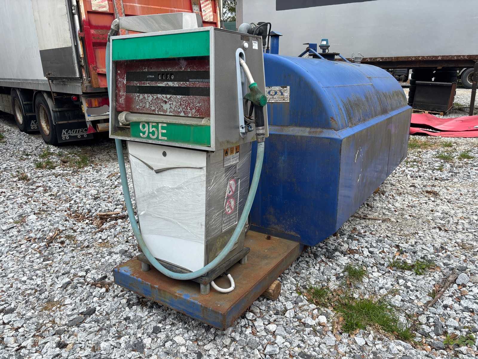 Tank för brandfarlig vätska + pump Ylimet Oy