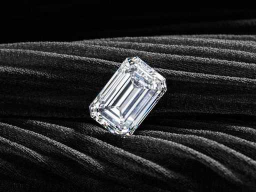 Diamond-Emerald Shape 2 Cts - IGI Certified E VS2