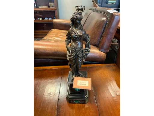 Beeld ‘dame in Zamak’