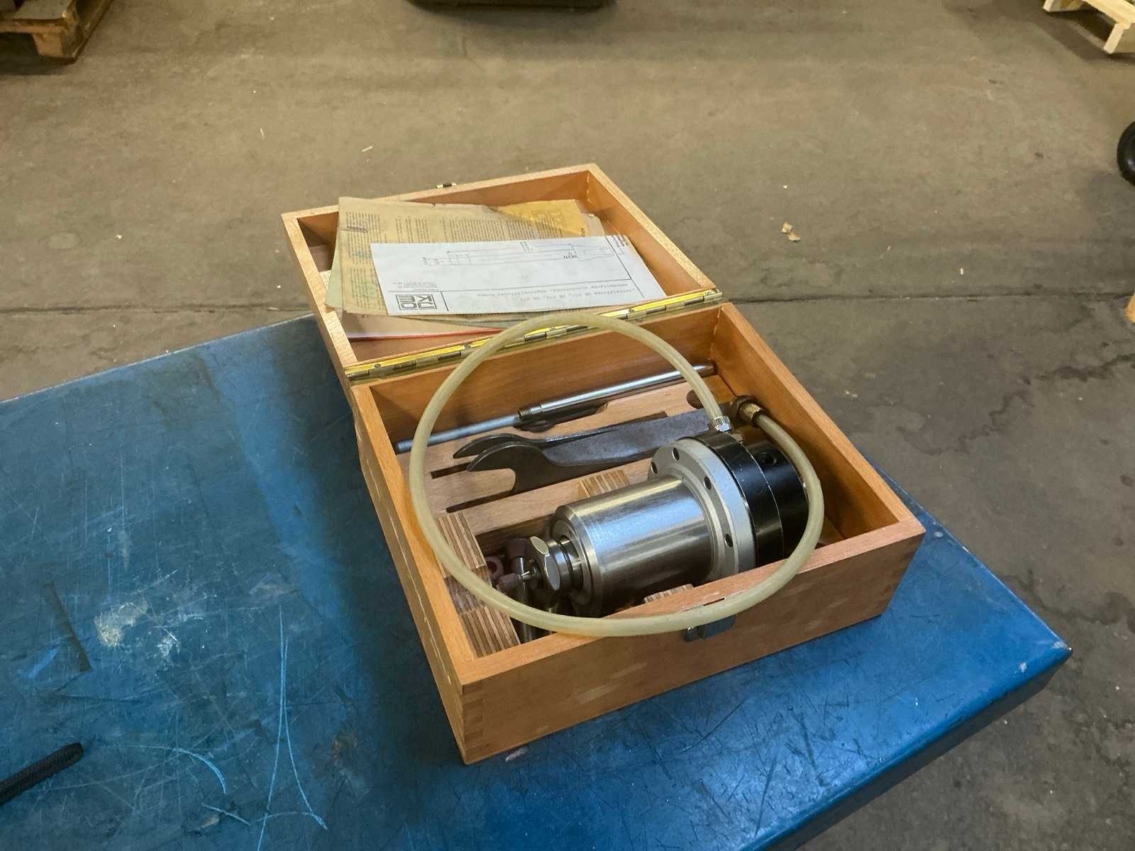 Compressed air internal deburring machine