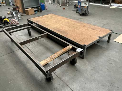 Verschiedene Bahnsteigwagen (2x)