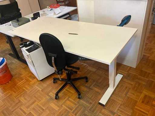 Bureau in hoogte verstelbaar met karkas en bureaustoel