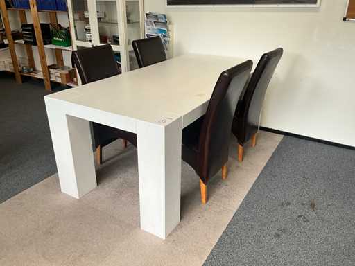Eetkamertafel met stoelen