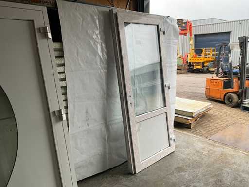 Porte d’entrée en plastique avec cadre