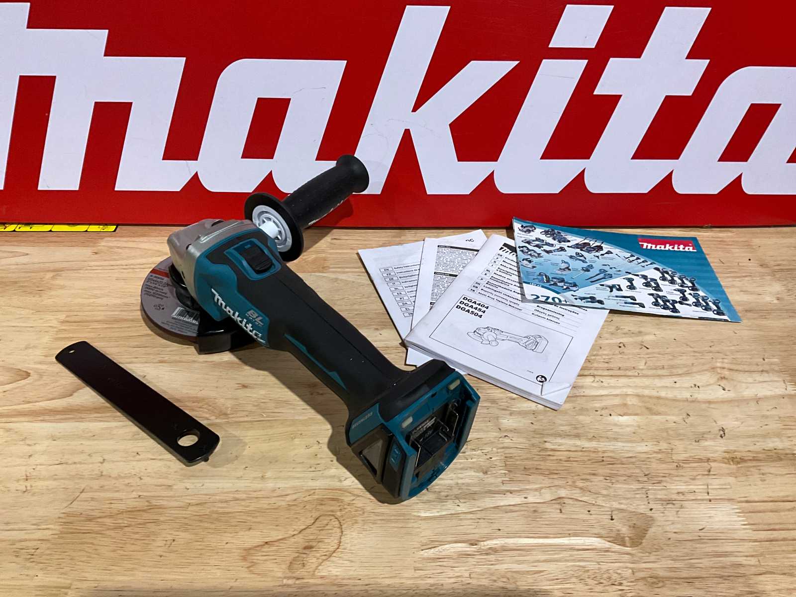 Makita angle on sale grinder dga504