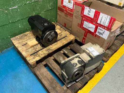 Gearmotor and rotary axis