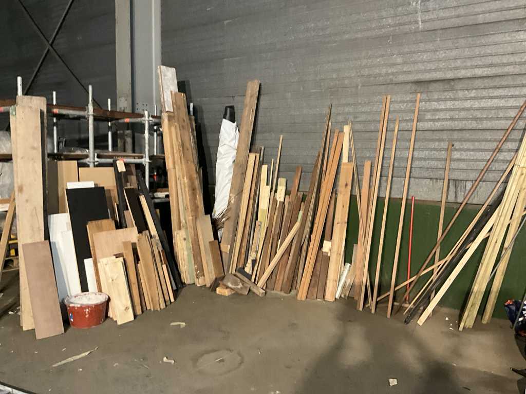 Batch of miscellaneous wood remnants