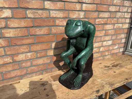 Sitzende Froschskulptur