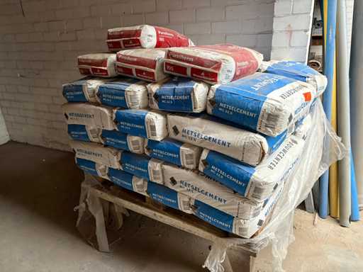 Charge von Mauerwerkszement und Klebemörtel