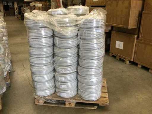 Paleta pełna elastycznej rury elektrycznej o długości 25 metrów