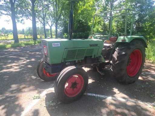 Tracteur agricole Fendt Farmer 4S Turbomatic à deux roues motrices de 1975