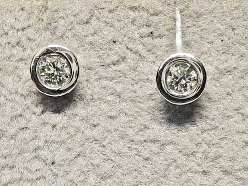 18 KT White Gold Earring With Natural Diamond