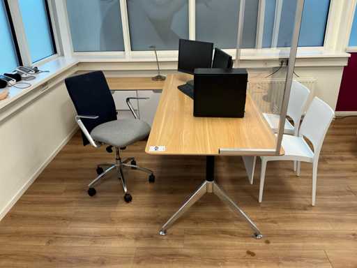 Bureau met bureaustoel