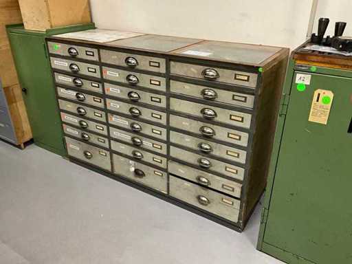 Werkplaatskast met inhoud