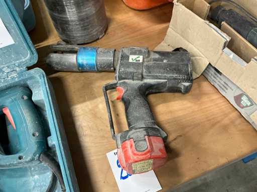 Instrument de sertizare a bateriei