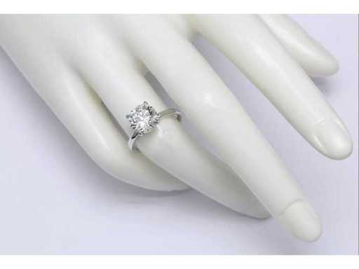 Inel din aur alb de 14 carate cu crt de 3,01. diamant